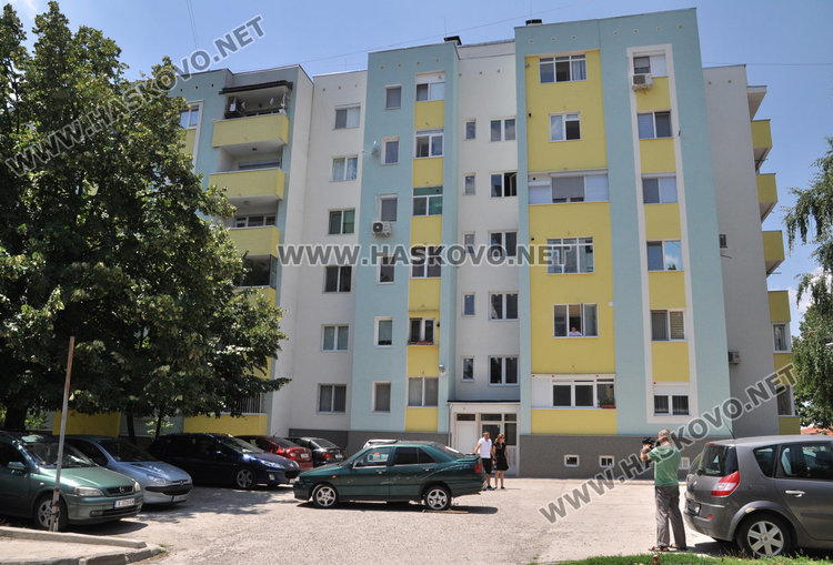 Сеат с полски номера мистериозно зарязан на паркинг пред блок