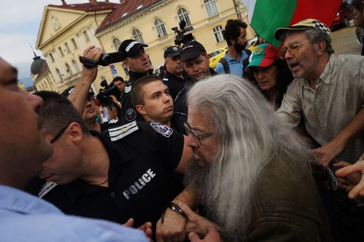 Караянчева: Босия не трябва да умре