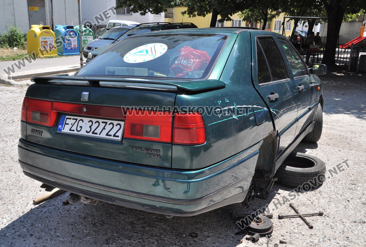 Сеат с полски номера мистериозно зарязан на паркинг пред блок