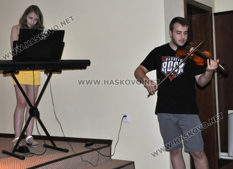Зарадваха млади музиканти с инструменти от „Хасково рок“ 