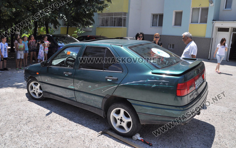 Сеат с полски номера мистериозно зарязан на паркинг пред блок