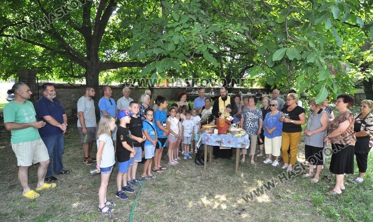 Почит към Света Неделя в едноименната църква в Мандра