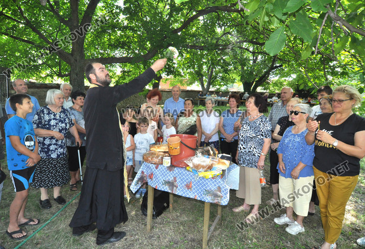 Почит към Света Неделя в едноименната църква в Мандра