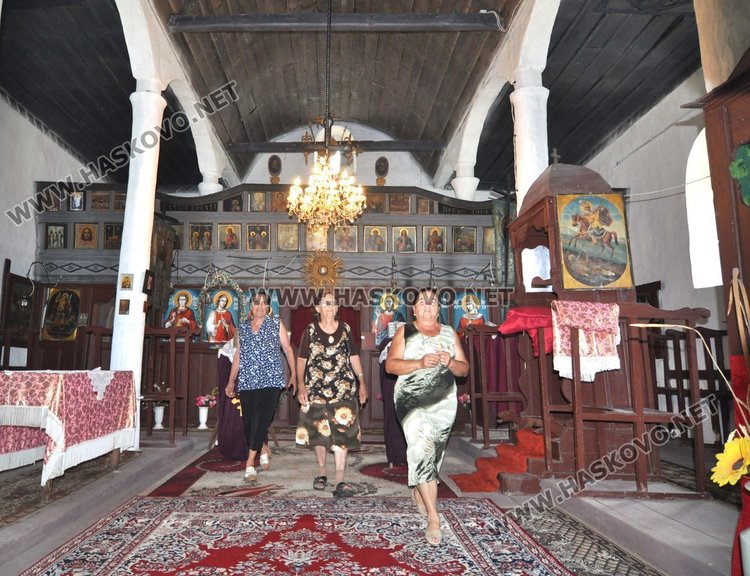 Почит към Света Неделя в едноименната църква в Мандра