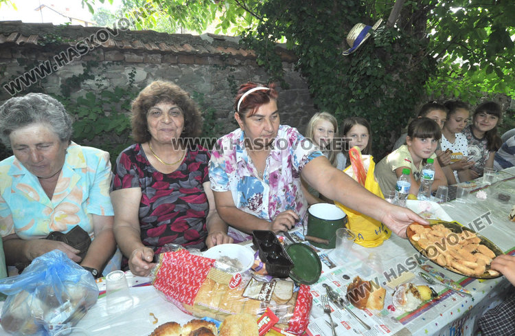 Почит към Света Неделя в едноименната църква в Мандра