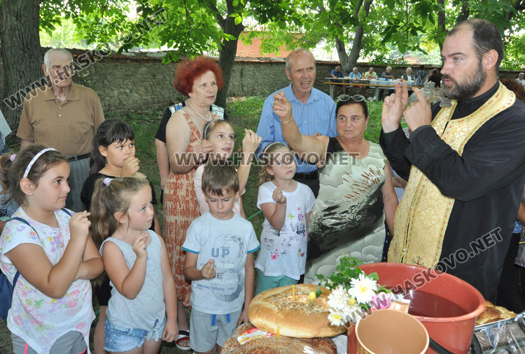 Почит към Света Неделя в едноименната църква в Мандра