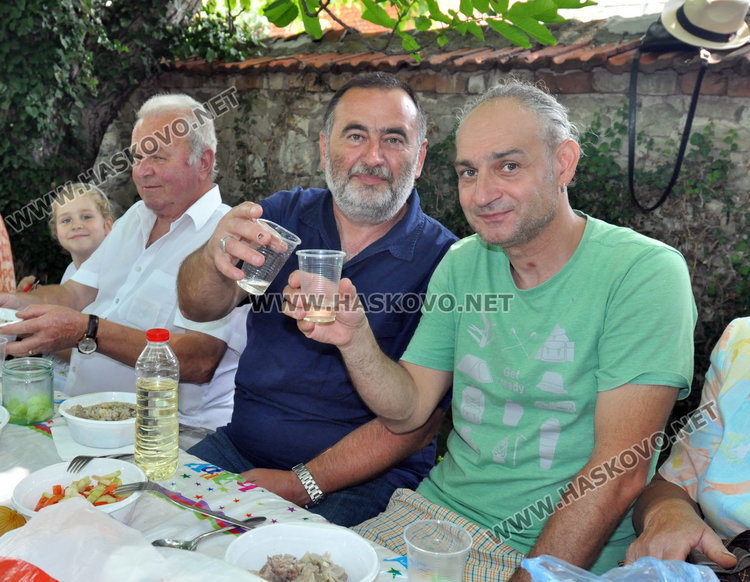 Почит към Света Неделя в едноименната църква в Мандра