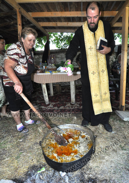 Почит към Света Неделя в едноименната църква в Мандра