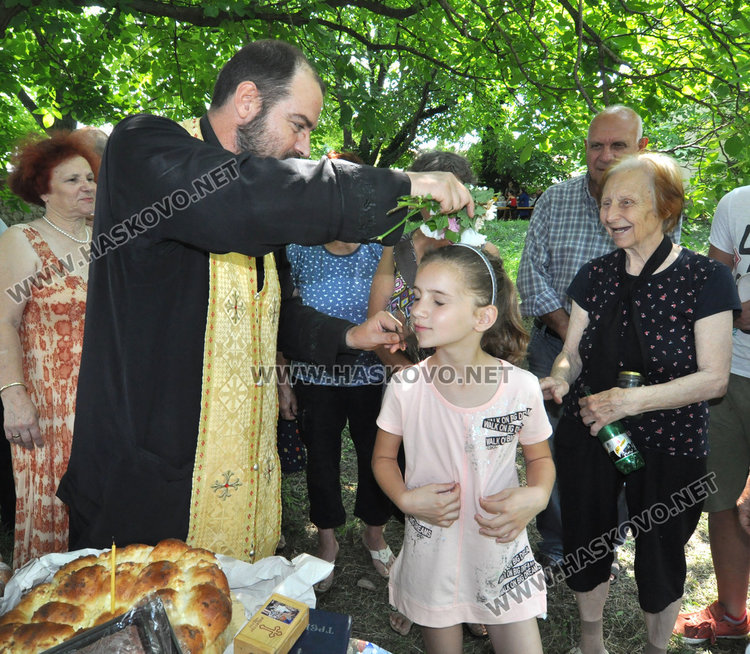 Почит към Света Неделя в едноименната църква в Мандра