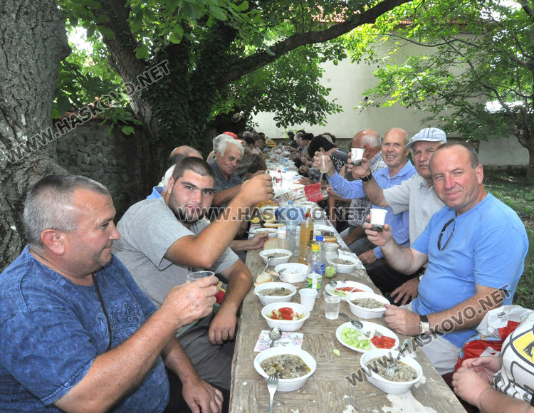 Почит към Света Неделя в едноименната църква в Мандра