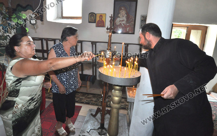 Почит към Света Неделя в едноименната църква в Мандра