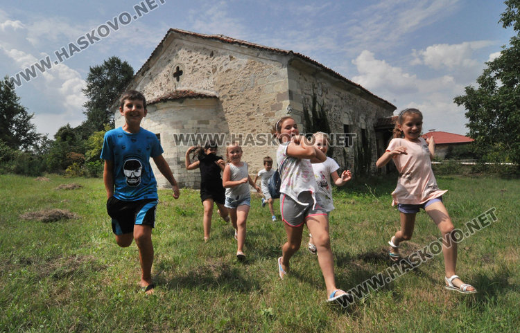 Почит към Света Неделя в едноименната църква в Мандра