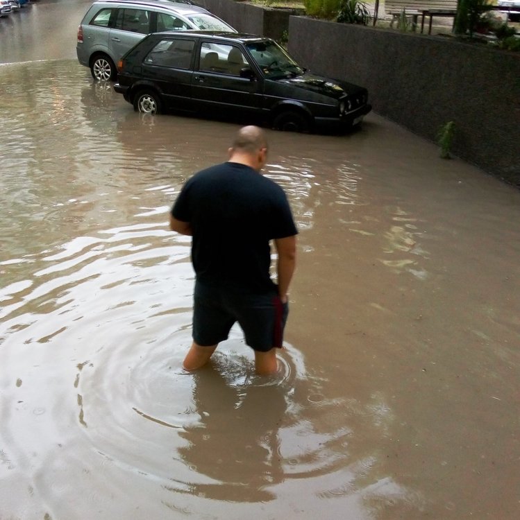 Читател: краткият дъжд наводни паркинг в Хасково