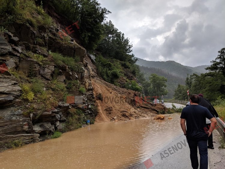 Свлачище затвори Асеновград - Смолян и в двете посоки 