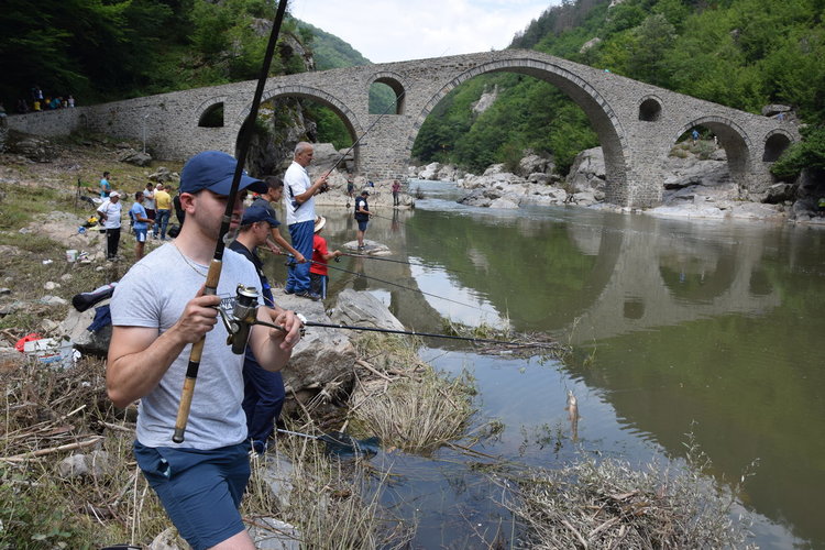 Риболовният фест на Дяволския мост събра рибари от 3 до 70-годишни