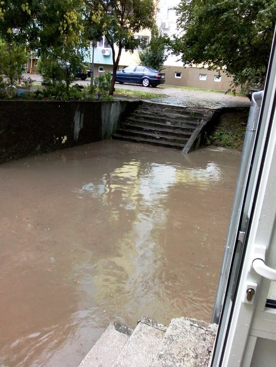 Читател: краткият дъжд наводни паркинг в Хасково