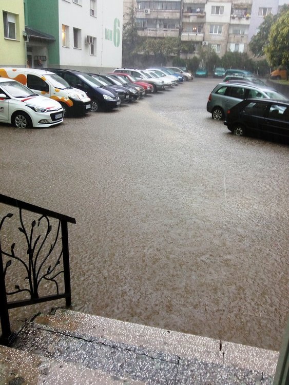 Читател: краткият дъжд наводни паркинг в Хасково