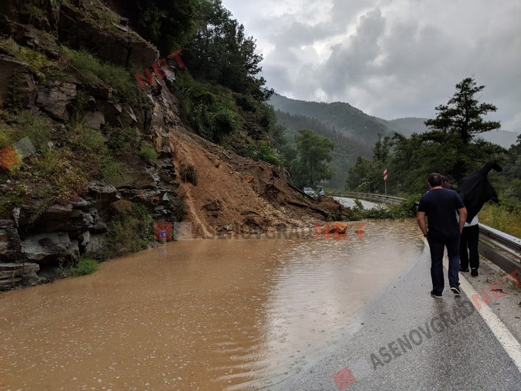 Свлачище затвори Асеновград - Смолян и в двете посоки 