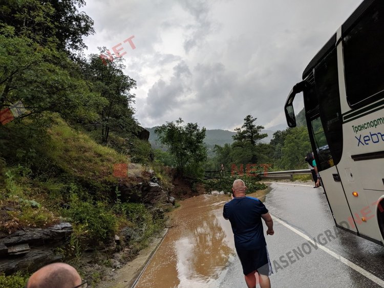 Свлачище затвори Асеновград - Смолян и в двете посоки 