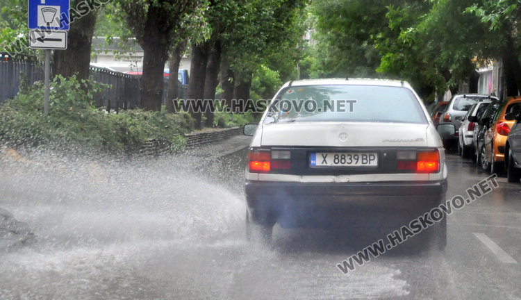 Проливен дъжд и гръмотевични бури над България ще има и днес