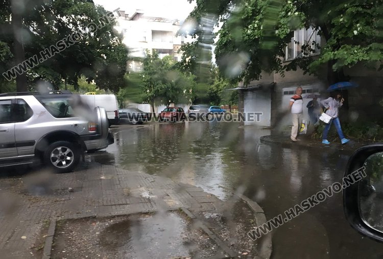 Пороен дъжд и мълнии паднаха над Димитровград