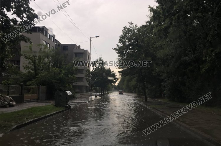 Пороен дъжд и мълнии паднаха над Димитровград