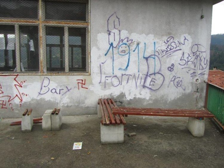 Снимките са малка част от грозни гледки, резултат от вандалски действия на хулигани в града