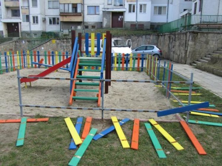 Опасват Смолян с камери за видеонаблюдение, вандалите не спират да трошат и крадат