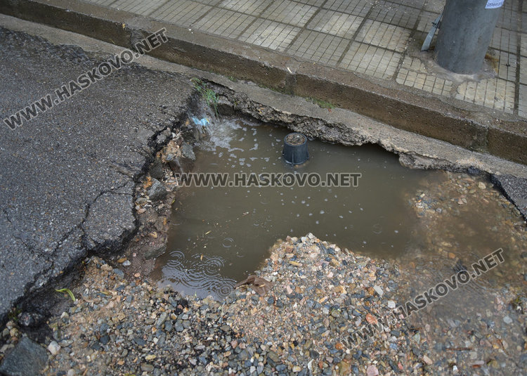 Пороят в неделя отнесе насипа от аварията на ул. „Кавала“