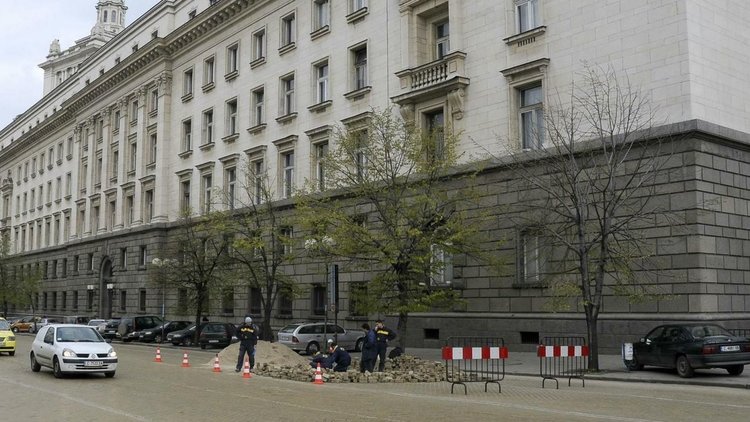 Съпругът и „бащата на внуците“ на зам.министър ръководят фирмата със загиналия охранител
