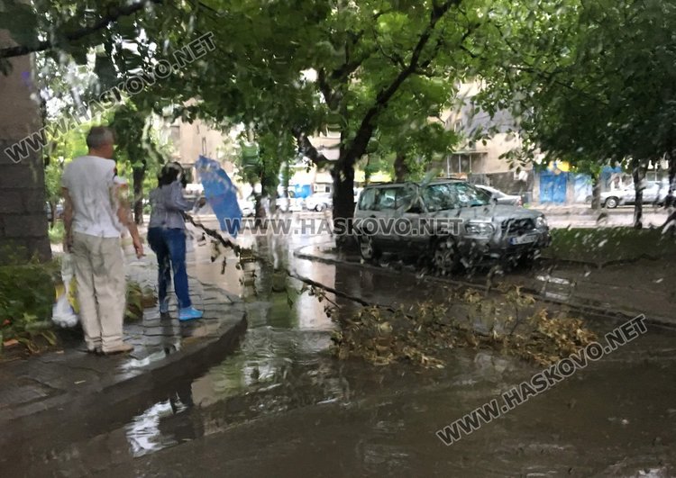 Пороен дъжд и мълнии паднаха над Димитровград