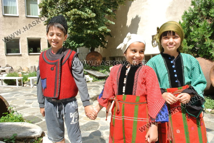 Моми и ергени от 21 век напълниха Музея пременени в пъстри носии