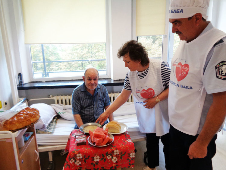 Полицаи сготвиха благотворителен обяд и дариха продукти за обитателите на хоспис „Добролюбие“ в Кърджали