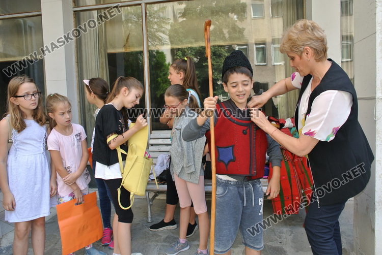 Моми и ергени от 21 век напълниха Музея пременени в пъстри носии