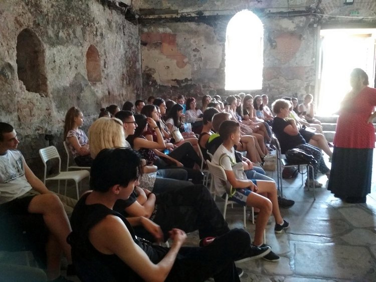 50 ученици от Смолян твориха в международен фестивал за театрални декори