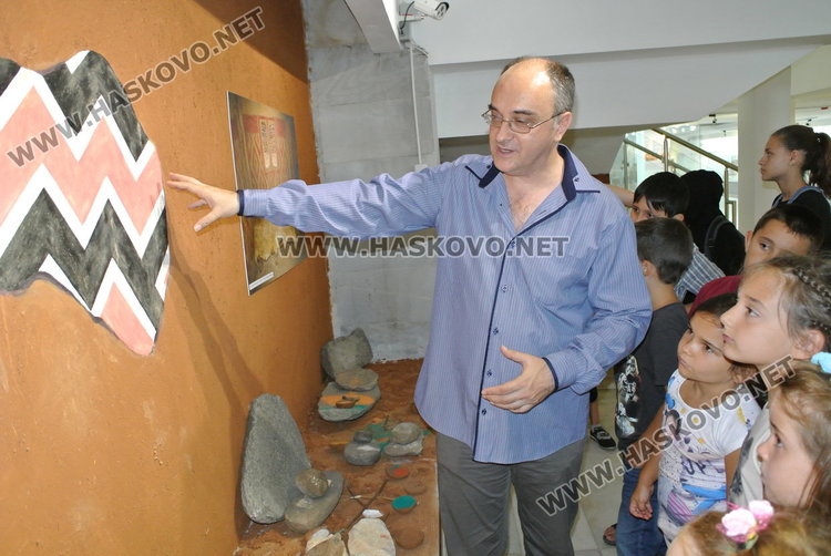 Моми и ергени от 21 век напълниха Музея пременени в пъстри носии