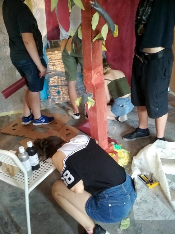 50 ученици от Смолян твориха в международен фестивал за театрални декори