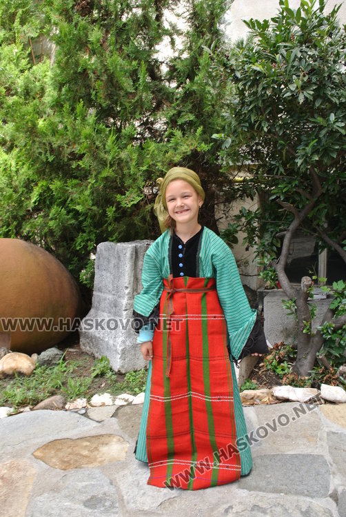 Моми и ергени от 21 век напълниха Музея пременени в пъстри носии