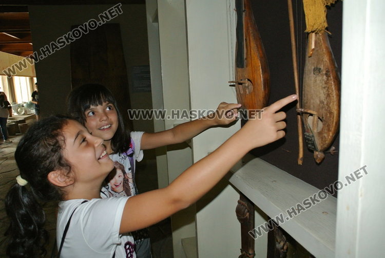 Моми и ергени от 21 век напълниха Музея пременени в пъстри носии