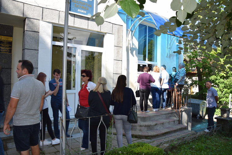 Изселници извиха опашки пред гишето за издаване на паспорти в Ардино