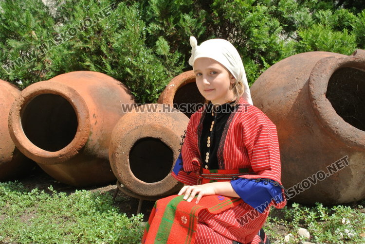 Моми и ергени от 21 век напълниха Музея пременени в пъстри носии