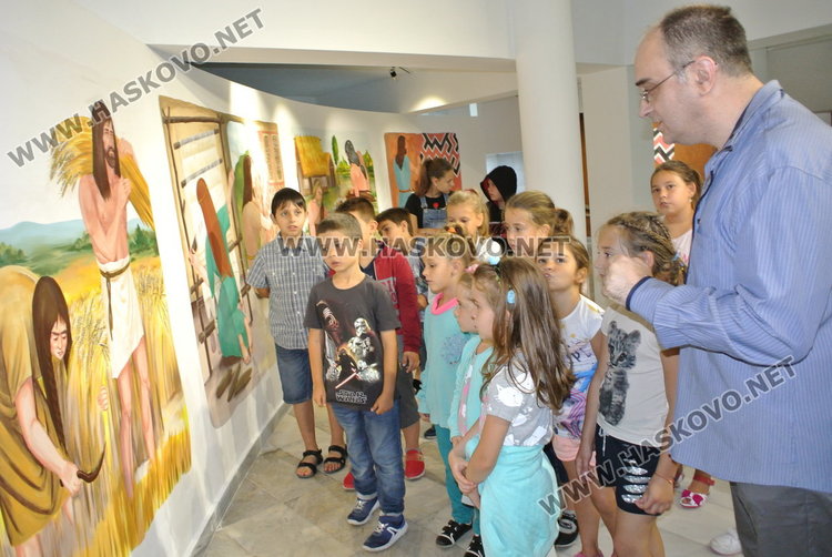 Моми и ергени от 21 век напълниха Музея пременени в пъстри носии