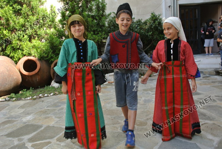 Моми и ергени от 21 век напълниха Музея пременени в пъстри носии