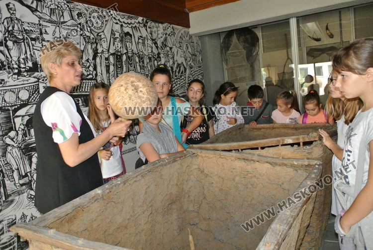 Моми и ергени от 21 век напълниха Музея пременени в пъстри носии