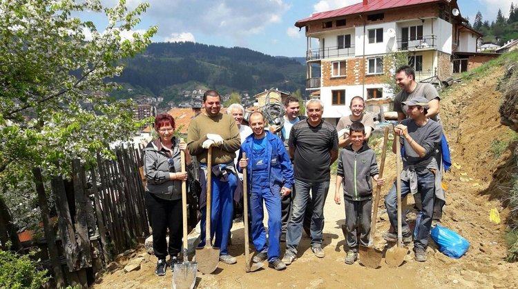 Шестметрово разпятие засия над Чепеларе, местните даряват средства и за българския манастир в Атон