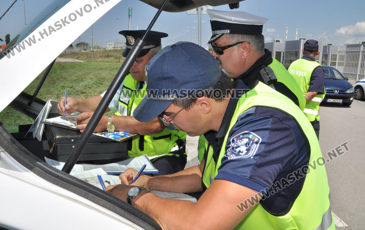 Пак блокада на Капитан Андреево, полицаите пишат акт след акт 