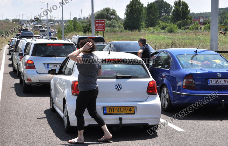 Пак блокада на Капитан Андреево, полицаите пишат акт след акт 