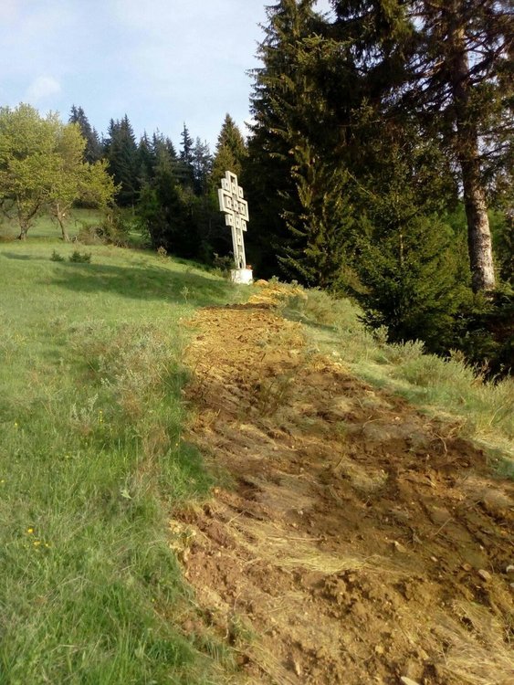 Шестметрово разпятие засия над Чепеларе, местните даряват средства и за българския манастир в Атон