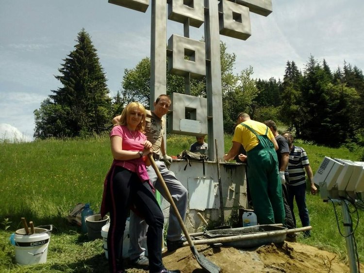 Шестметрово разпятие засия над Чепеларе, местните даряват средства и за българския манастир в Атон