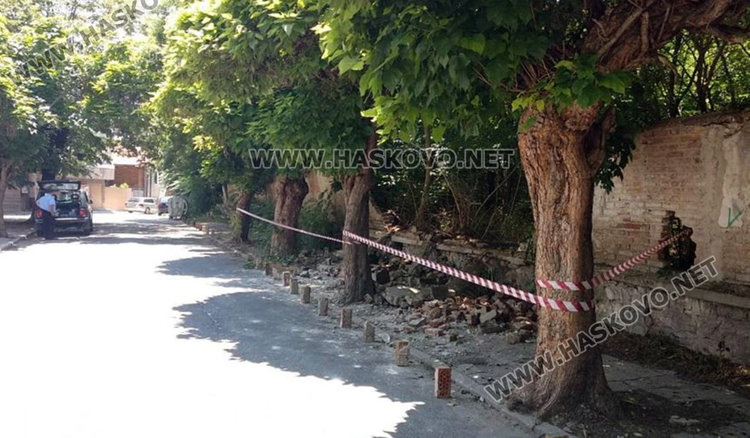 „Екопрогрес“ чисти рухналата стена на казармата зад ДНА